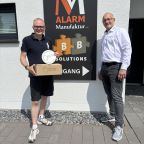 Vorstandsmitglied Olaf Labitzke begrüßt Christian Backs im Gewerbeverein.